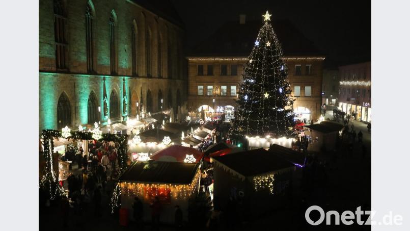 Der Christbaum auf dem Amberger Marktplatz soll am Sonntag, 30. Dezember, für einen guten Zweck versteigert werden. Bild: Wolfgang Steinbacher
