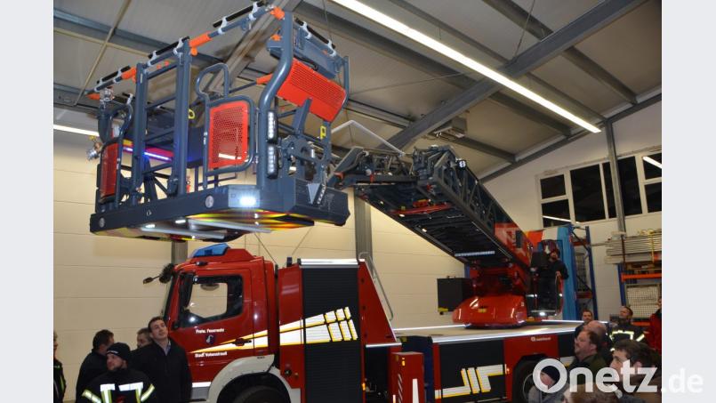 Die Stützpunktwehr in Vohenstrauß freut sich über die Ankunft der neuen Drehleiter. Bild: dob