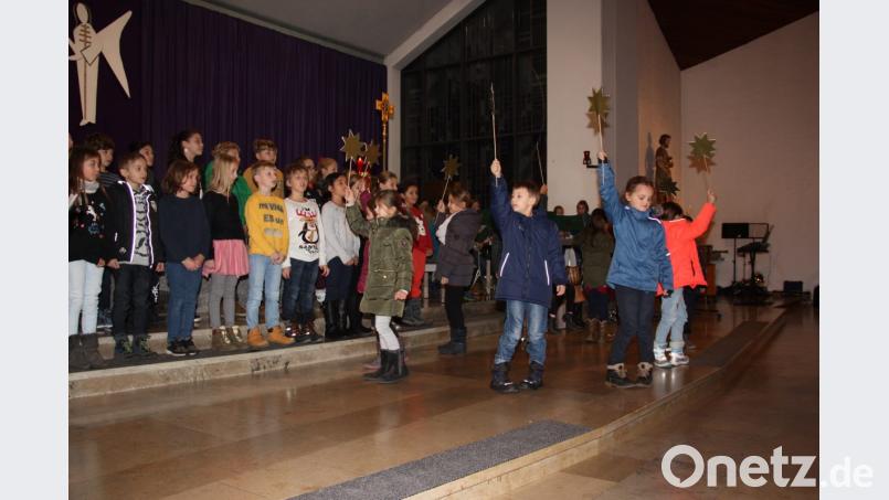 Die Grundschule Altenstadt mit &quot;Stern über Bethlehem.&quot; Bild: adj