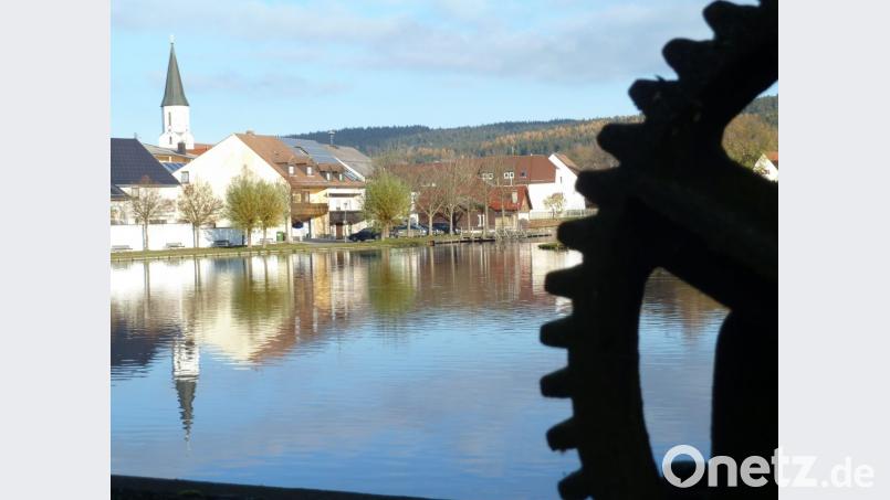 Der Hahnenweiher beim Wehr spiegelt den idyllischen Blick auf Schönsee. Das Rad der Zeit dreht sich weiter, und so hat der Stadtrat bereits heuer die Weichen für die großen Investitionen in 2019/20 gestellt. Bild: Portner