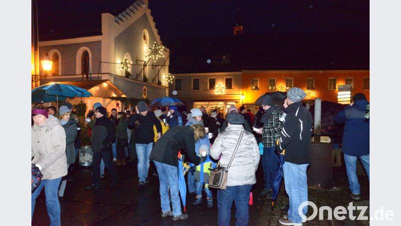 Obwohl der stärkste Regen gegen 16 Uhr aufhörte, waren immer wieder Schirme als Schutz gegen das Nass von oben begehrt. Bild: bey