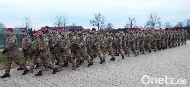 Einmarsch der Soldaten zum feierlichen Abschieds-Appell auf dem Kümmersbrucker Festplatz: 118 Logistiker aus der Schweppermannkaserne tun ab Januar Dienst bei internationalen Missionen in Afghanistan, Mali und im Irak. Bild: e