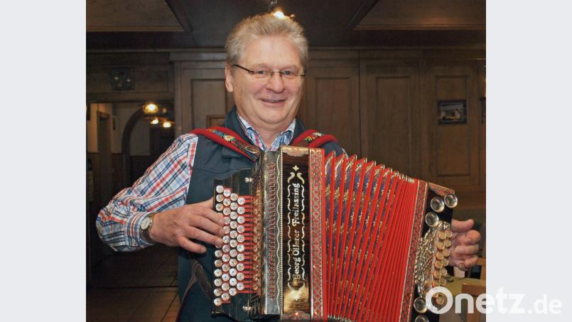 Albert Kräuter stimmt auf seiner Ziach mit adventlichen Weisen auf einen besinnlichen Abend ein. Bild: sön
