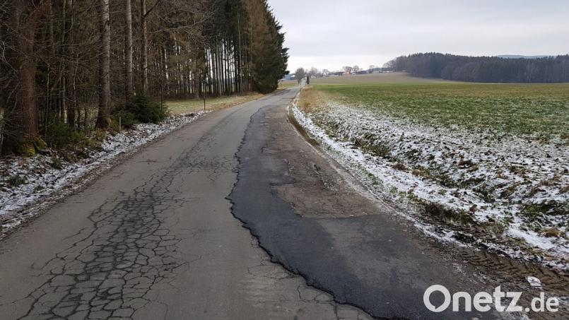 Die Gemeindeverbindungsstraße Isgier-Burkhardsrieth ist in einem sehr schlechten Zustand. Gemeinsam wollen die Stadt Pleystein und der Markt Moosbach die Straße ausbauen. Bild: gi