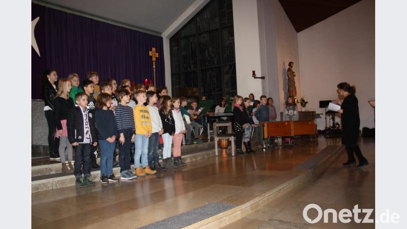 Der Chor und die Musikgruppe der Grundschule Altenstadt bei ihrem Auftritt. Bild: adj