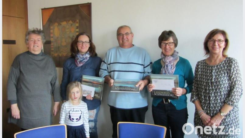 Drei Inhaber der Ehrenamtskarte (Bildmitte) bekamen zum Tag des Ehrenamts Theatertickets geschenkt. Bild: exb