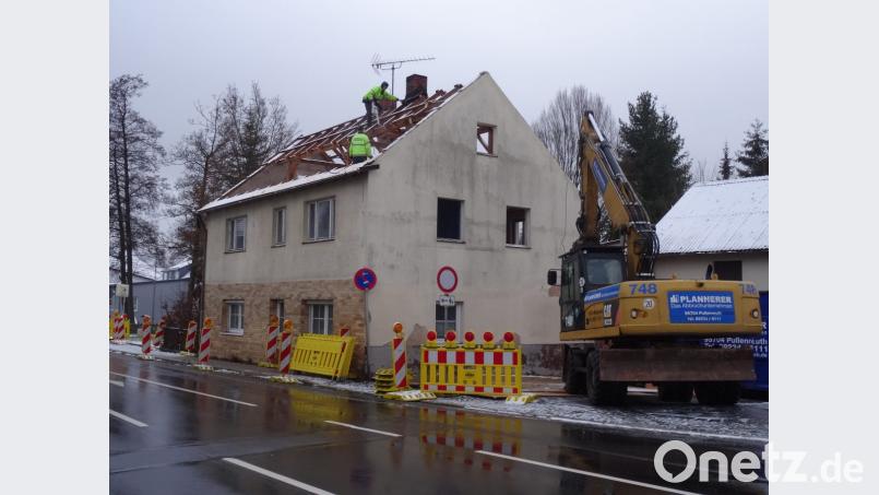 Die Tage des Bader-Hauses sind gezählt. Der Abrissbagger macht Platz für eine Freifläche mit Zugang zum Erlbach und einen Wassermatschplatz. Bild: ak