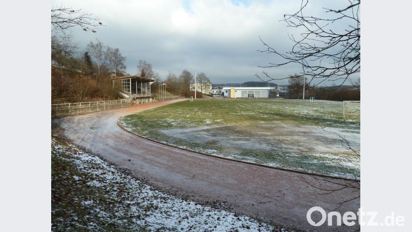 Hangwasser und unzureichende Drainagen machen die Laufbahn zum Problem. Dazu kommen kippende Stützmauern. Bild: Portner