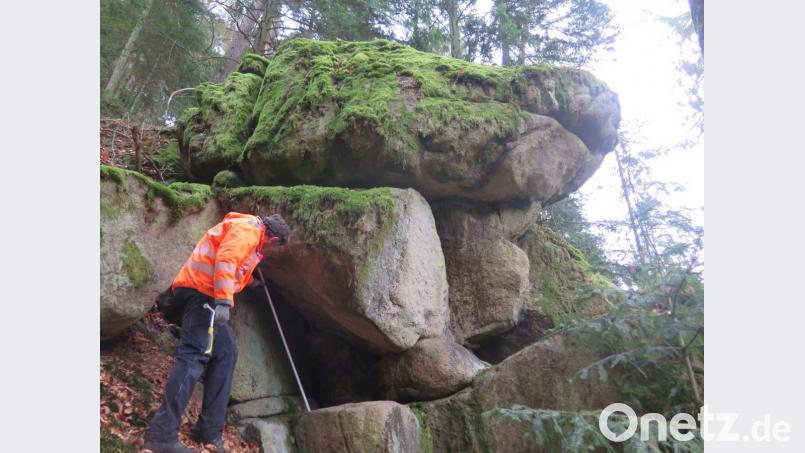 Geologen haben die Granithänge entlang der Kreisstraße SAD 28 untersucht und eine "erhöhte Felssturzgefahr" ausgemacht. Für nötige Sicherungsmaßnahmen ist die Straße in der kommenden Woche komplett gesperrt. Bild: Dr. Spang Ingenieurgesellschaft