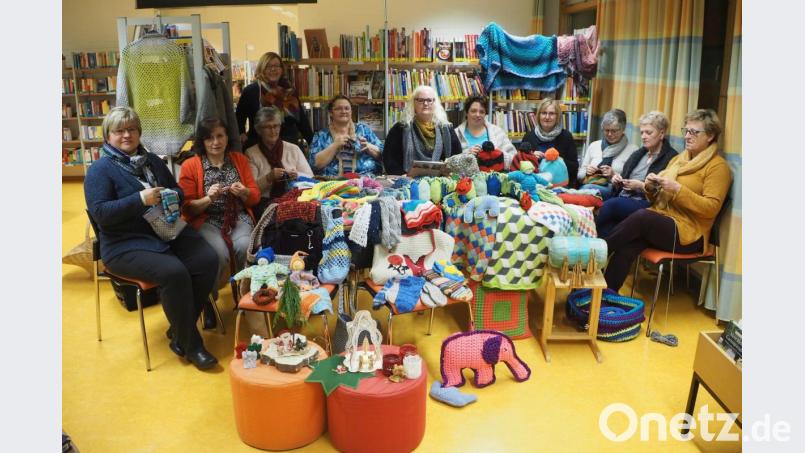 Die elf Damen lassen in der Bücherei die Nadeln tanzen und fertigen tolle Wollsachen. Bild: gz