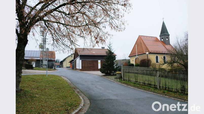 Auch der Dorfmittelpunkt von Höflas soll per Dorferneuerungsmaßnahme aufgewertet werden. Bei der Straßensanierung ist allerdings aufgrund von Richtlinien des Amts für Ländliche Entwicklung statt der geplanten Oberbauverstärkung ein Vollausbau erforderlich. Bild: do