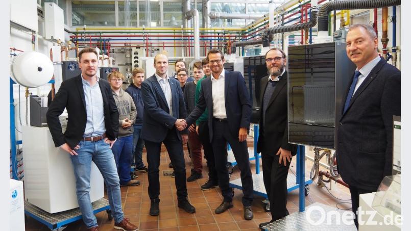 Buderus-Niederlassungsleiter Armin Haas (Dritter von links) übergibt die Anlagen an Fachbereichsleiter Ulrich Krapf. Mit dabei (von links) Fachlehrer Fabian Hirmer, Buderus-Vertreter Gunnar Moehl und Innungsobermeister Norbert Schmeller Bild: Bühner