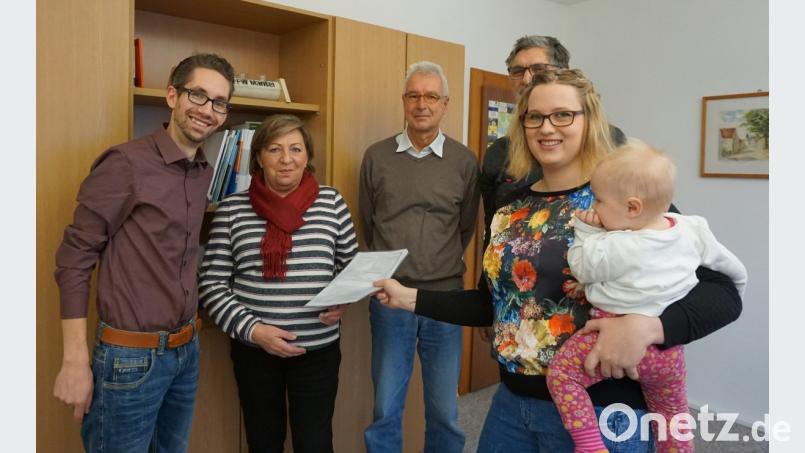 Johannes Neumann (links) reicht mit seiner Frau Katharina (rechts) und Johann Mayer (Dritter von rechts), Kreissprecher der Grünen, den Wahlvorschlag bei Wahlleiterin Rita Steiner (Zweite von links) und geschäftsführenden Beamten Stefan Diedl (Mitte) ein. Bild: sei