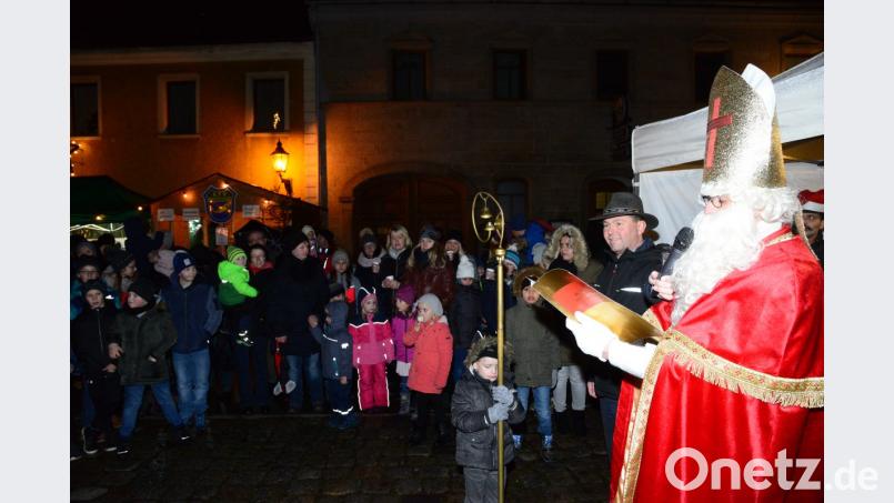Der Nikolaus liest aus seinem großen Buch. Bild: bey