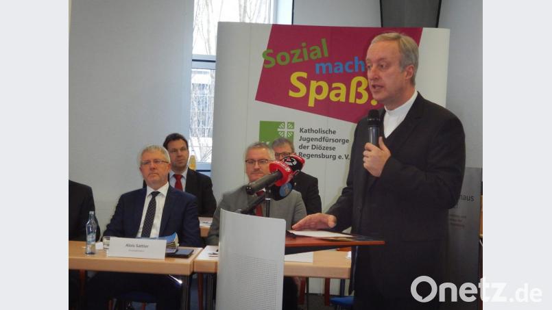 Generalvikar Michael Fuchs am Mikro, im Hintergrund der Bischöfliche Finanzdirektor Alois Sattler (Mitte sitzend). 	Bild: ca Bild: ca