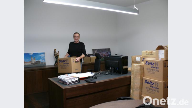 Bürgermeister Bernd Sommer packt beim Umzug selbst mit an. Bild: kgg