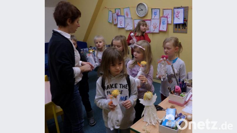 Begegnung mit tschechischen Freunden. Die Etzenrichter Schulkinder sehen sich in Eger um und basteln mit den Kindern Weihnachtliches. Bild: ela
