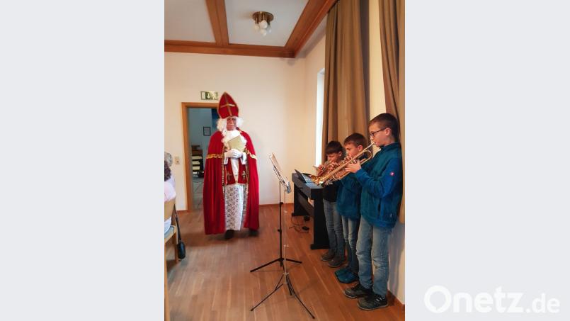 Mit weihnachtlichen Weisen begrüßt das junge Bläsertrio den „Vorbacher Nikolaus“ zur adventlichen Feier der Schlammersdorfer Senioren. Bild: hzi