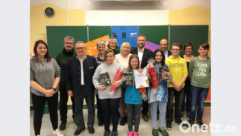 Siegerehrung nach dem Vorlesewettbewerb an der Mittelschule. Bild: exb