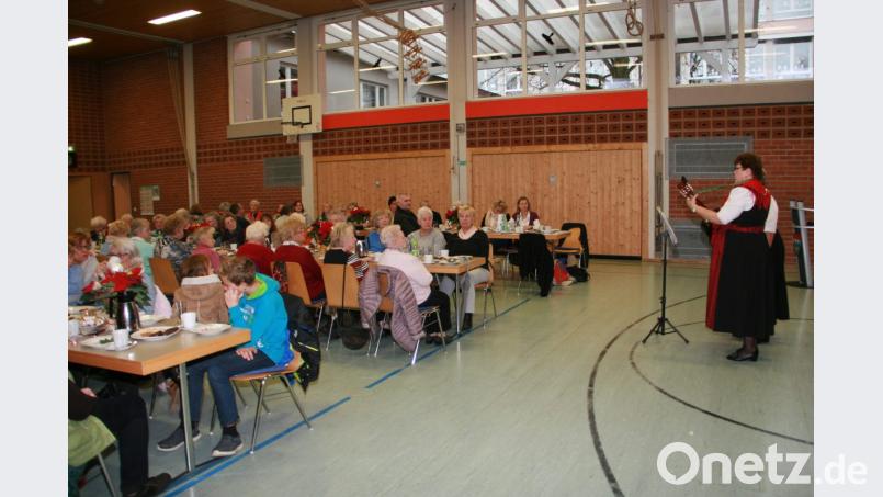 Der adventliche Nachmittag erfreut sich nach wie vor großer Beliebtheit. Alle Stühle waren besetzt. Bild: wro