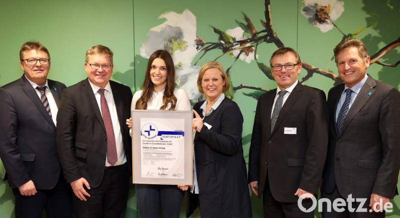 Große Freude über die KTQ-Zertifizierung des Klinikums St. Marien. Im Bild von links: Kaufmännischer Leiter Hubert Graf, OB Michael Cerny, Qualitätsmanagerin Tanja Krieger, Pflegedienstleiterin Kerstin Wittmann, Klinikumsvorstand Manfred Wendl und Ärztlicher Direktor Harald Holnberger. Bild: Wolfgang Steinbacher