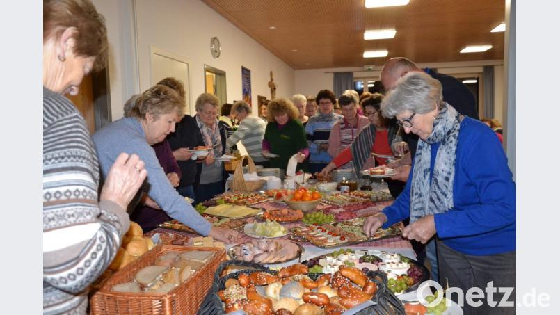 Nach der Lichterrorate in der Kirche wurde das angebotene Adventsfrühstück des Frauenbundes an die Bevölkerung im Pfarrheim sehr gut angenommen. Bild: gi