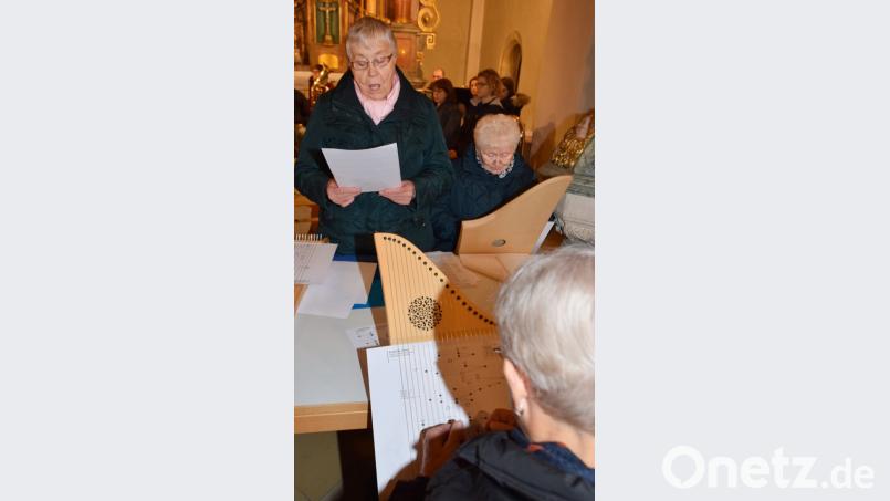 Dorle Leßner-Kraus singt, begleitet von den Veeh-Harfen, den Andachtsjodler. Bild: no