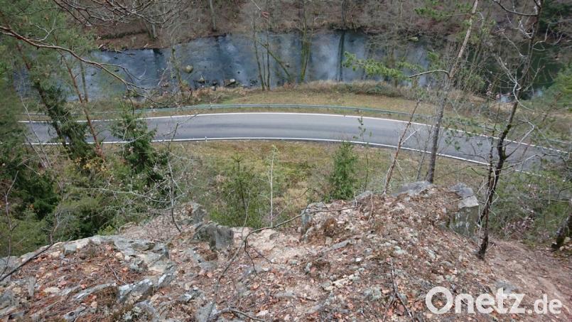 Blick vom Felshang hinab auf die Kreisstraße. Bild: Dr. Spang Ingenieurgesellschaft