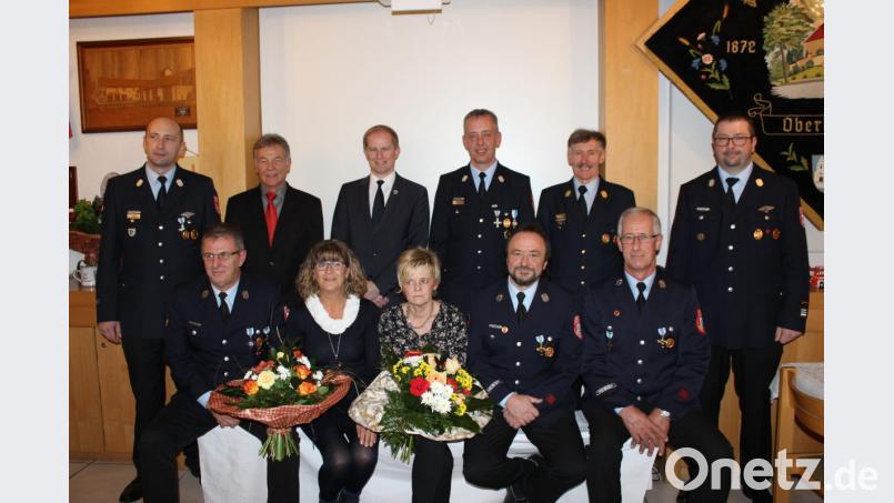 Für 40 Jahre aktiven Dienst wurden Franz Jungwirth (sitzend, Zweiter von rechts), Hermann Schreyer (links) und Josef Klinger (rechts) gewürdigt. Zur Auszeichnung gratulierten Bürgermeister Konrad Kiener, Stellvertretender Landrat Joachim Hanisch, Kommandant Christian Demleitner und Kreisbrandinspektor Johann Gietl. Bild: slh
