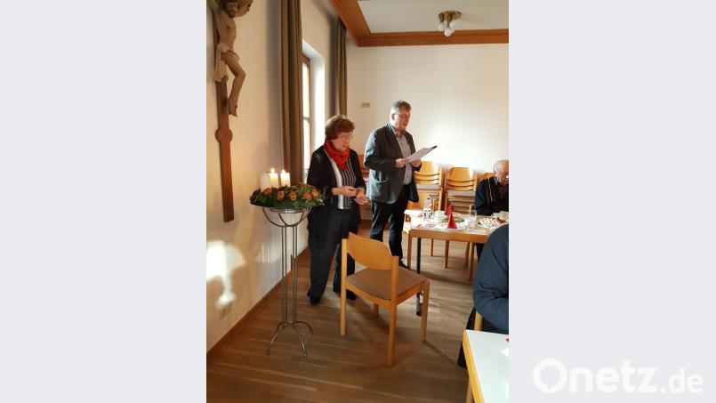 Annemarie Wiesnet-Prüschenk und Pater Adrian Kugler übernahmen die Bildbetrachtung. Bild: hzi