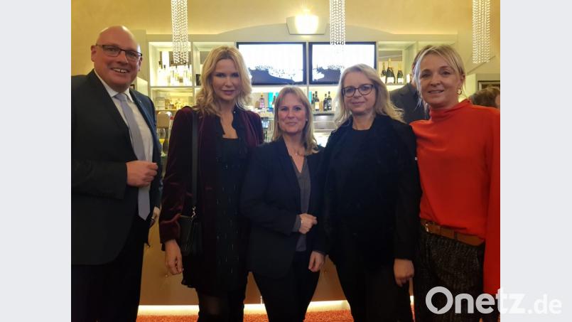 Gern stellt sich Schauspielerin und Schirmherrin Veronica Ferres mit den Marktredwitzern zu einem Erinnerungsfoto: Von links Oberbürgermeister Oliver Weigel, Veronica Ferres, Claudia Hiergeist, Kerstin Brunner und Susanne Menzel. Bild: FPH