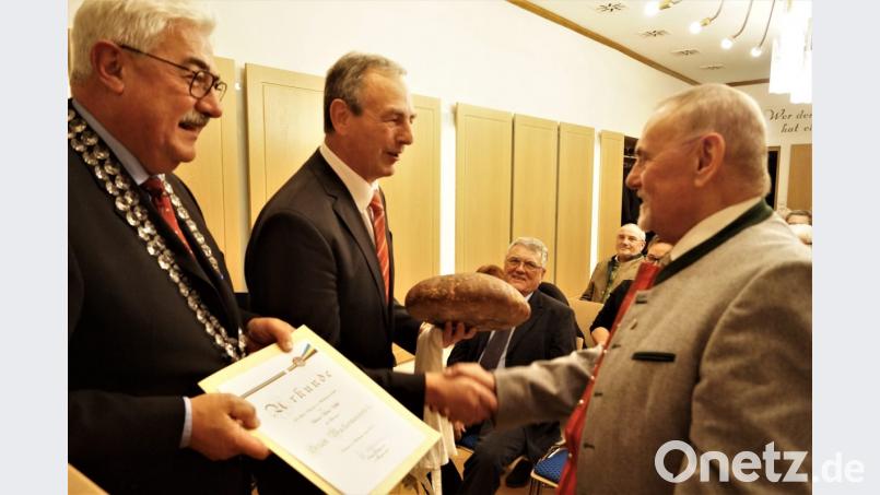 Johann Völkl wird zum Bäckermeister h.c. ernannt. Bild: arw