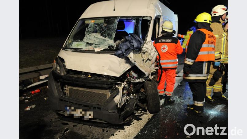 Der Fahrer des Kleintransporters wurde bei dem Aufprall auf den Laster in seinem Wagen eingeklemmt. Auch nach dessen Rettung gab es noch viel für die Einsatzkräfte zu tun. Bild: gf