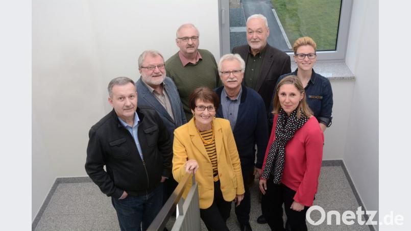 Geschäftsführende Verlegerin Viola Vogelsang-Reichl (vorne, rechts) und Betriebsratsvorsitzender Thomas Amann (links) begrüßen fünf Organisationen, die in diesem Jahr mit je 1000 Euro bedacht werden: (von links) Hartmut Schendzielorz (Europäisches Jugendprojekt Oberpfalz), Herbert Putzer (Kinderkrebshilfe), Waltraud Koller-Girke (Förderverein für Schwerkranke), Dr. Friedrich Keller (Oberviechtacher Tafel), Norbert Reger (&quot;Steinwaldia&quot; Pullenreuth). Mit im Bild OM-Kommunikationsmanagerin Andrea Saame. Bild: gsb