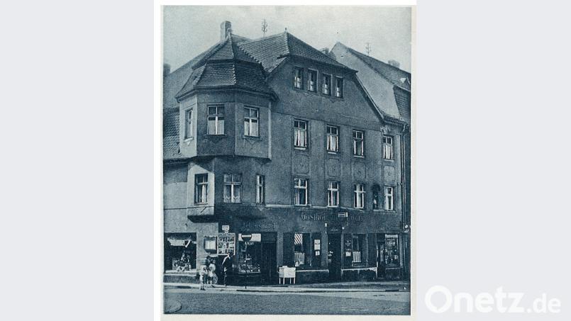 Der Gesamtblick aus den 50er Jahren zeigt nunmehr, dass das Haus schon stark verändert worden ist. Auffallend ist der Turm, der angebaut wurde. Außerdem findet sich zur Bahnhofstraße hin ein neuer Giebel, der 1900 noch nicht da war. Bild: Familie Winkler