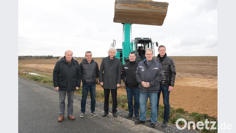 Schulleiter Georg Hecht, Johannes Spachtholz vom Sachgebiet Wasserrecht des Landkreises, Landrat Wolfgang Lippert, Kreisbaumeister Klaus Weig, Rudi Schmeller von der Abteilung für Bauunterhalt und der Initiator der Hochwasser-Schutzmaßnahmen, Thomas Kurzeck (von links), sind mit dem Ergebnis der Arbeiten sehr zufrieden. Schulleitung und Landkreis sind mit dem Ergebnis durchaus zufrieden. Dem Schulgebäude können Starkregen und Überschwemmungen nun nichts mehr anhaben. Bild: exb