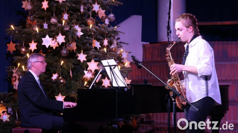 Sandra Steinhilber spielt am Tenorsaxophon das "Prestissimo" von Georg Philipp Telemann. Klavierbegleitung Hans-Joachim Grajer. Bild: Kunz