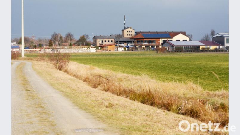 Vorerst bleibt im geplanten Gewerbegebiet &quot;Schlosspaint 1&quot; alles beim Alten. Michael Schwab, der eigentlich seine Produktion aus dem Ortszentrum hierher verlagern wollte, geht nach Vohenstrauß. Bild: gsb