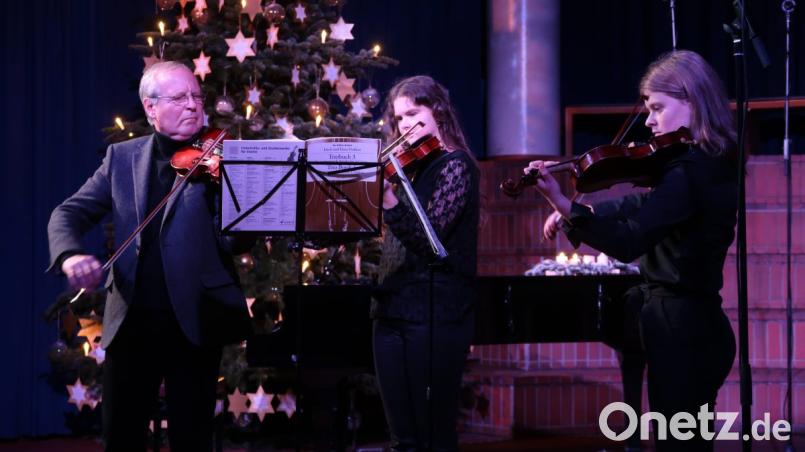 Ein kleines aber feines Streicherensemble. Unter Leitung von Thomas Kaes erklingt "Moderement" aus der Feder Georg Philipp Telemanns. Bild: Kunz