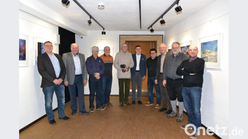 Die an der Ausstellung beteiligten Fotografen im Ausstellungsraum im Erdgeschoss. Rechts Fotoclub-Vorsitzender Stefan Weiß, Vierter von rechts stellvertretender Kunsthaus-Vorsitzender Markus Braun. Rechts daneben Hartmut Bombosch und in der Mitte Jürgen Klein. Beide Waldsassener hatten die Ausstellung im Kunsthaus angeregt. Bild: pz