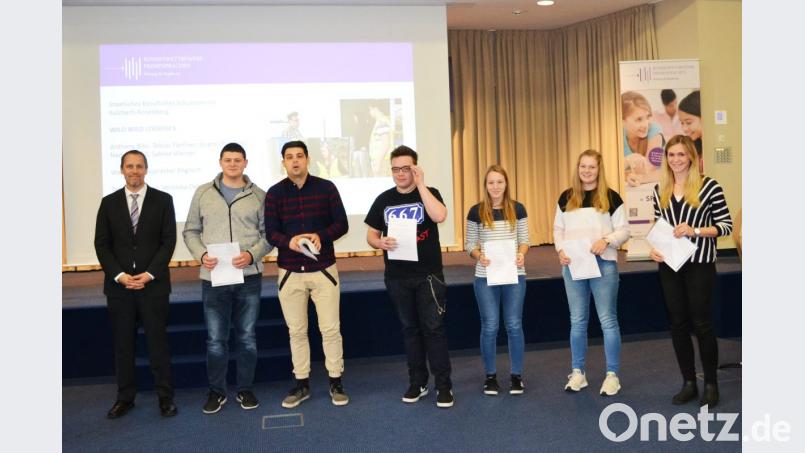 Die erfolgreichen Auszubildenden des Beruflichen Schulzentrums mit ihrer Lehrerin Veronika Dehling (rechts) und dem Jury-Vorsitzenden des Bundeswettbewerbs für Fremdsprachen, Frank Rogall (links). Bild: exb