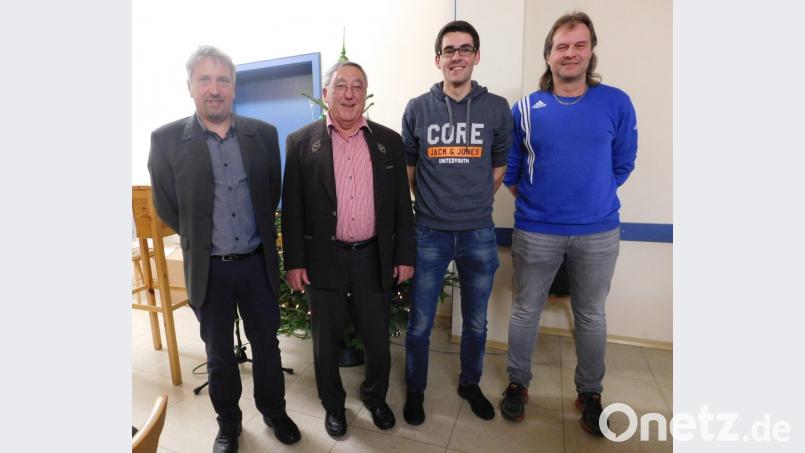 Andreas Meyer (Zweiter von rechts) wird ab der Saison 2019/20 Spielertrainer beim TSV Dieterskirchen. Vorsitzender Robert Becher, der scheidende Coach und künftige Co-Trainer Manfred Dirscherl und Abteilungsleiter Thomas Weiß (von links) freuen sich. Bild: rro