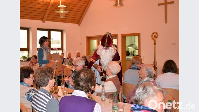 Auch der Nikolaus besucht bei der Adventfeier der evangelischen Kirchengemeinde die Senioren. Bild: rgr