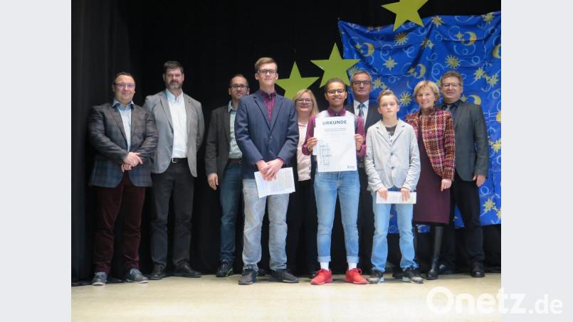 Realschuldirektor German Helgert (rechts), Konrektor Holger König (links), Konrektorin Sandra Hering (Sechste von rechts), Bürgermeister Werner Nickl (Vierter von rechts) und die Schülersprecher Henry Wegmann, Isabell Frazier und Joshua Riedl freuen sich über die Ehrung für außerunterrichtliche Aktivitäten, die Ministerialbeauftragte Maria Kinzinger (Zweite von rechts) vornimmt.
Auch die beiden Zukunfts-Coaches Wolfgang Büttner und Wolfgang Prebeck (Zweiter und Dritter von links) gratulieren zu der Auszeichnung. Bild: jzk