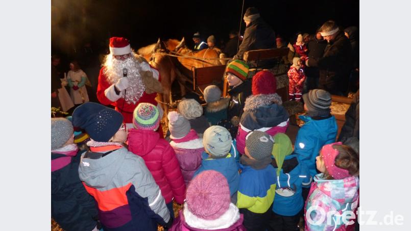 Der Nikolaus verteilt seine Gaben unter der Riesenschar von Kindern. Bild: sl