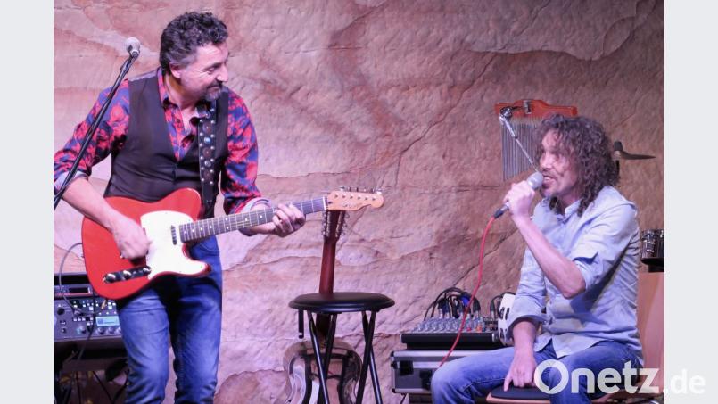 Eddy Gabler (rechts) trat am Freitag gemeinsam mit Richie Necker (links) im Felsenkeller auf. Bild: Hirsch