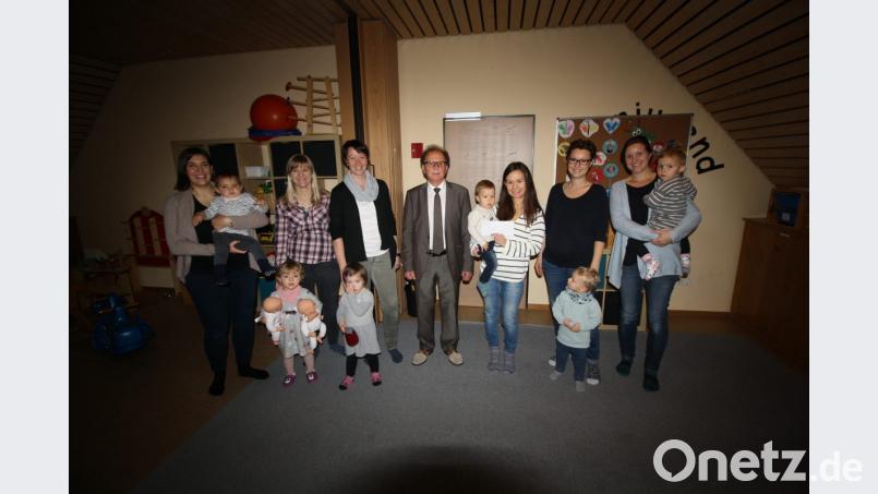 Über eine Spende der Stadt von 500 Euro, die Bürgermeister Werner Walberer überreicht, freuen sich die Krabbelgruppen der Pfarrei um Carola Lindner und Katja Spiegel (links und rechts neben Walberer). Bild: bjp