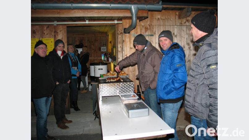 Im Laufe des Abends ist der Besuch so gut, das am Grillstand Würsteln nachgeordert werden müssen. Bild: mue