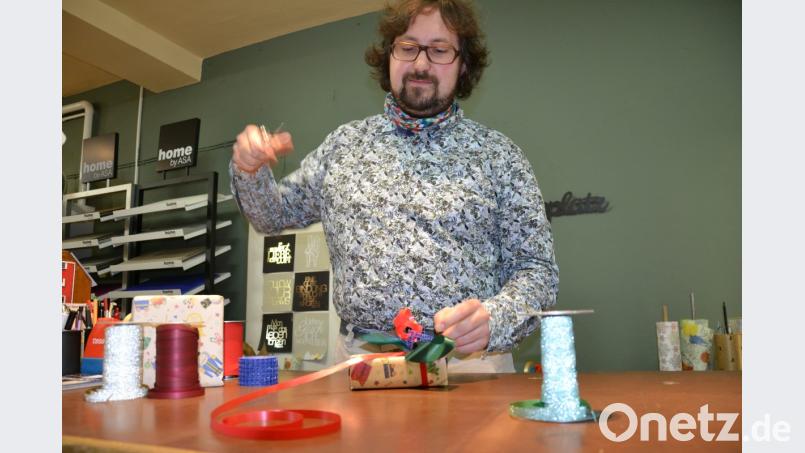 Beim Einpacken von Geschenken legt der Chef von „Sonna Geschenke und Haushaltswaren“ auch selbst Hand an. Er weiß, was dabei zu beachten ist. Bild: Sonja Kaute