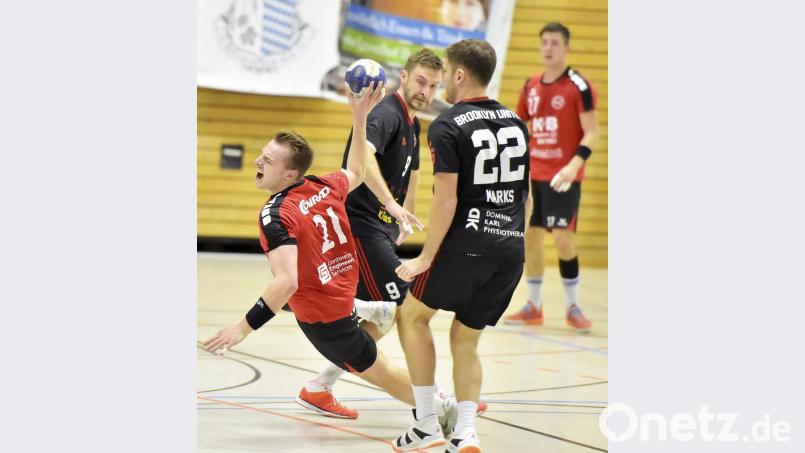 Der Sulzbacher Spielmacher Daniel Luber (Mitte am Ball) wird am Gästekreis von den Erlangern Jörn Marks (rechts) und Benedict Wackersreuther (Mitte) gefoult, während der Sulzbacher Rechtsaußen Patrick Klee (rechts hinten) die Szene beobachtet. Bild: Hubert Ziegler